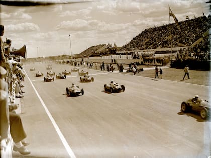 La tarde imposible: 57 grados en el asfalto; Ascari pica en punta en la largada; detrás lo siguen Fangio, Trintignant y Behra