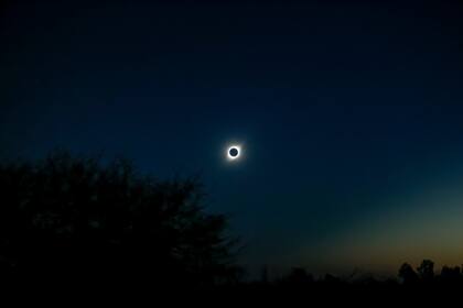 La tarde se oscureció de golpe por el eclipse solar, en la localidad de La Población en Córdoba