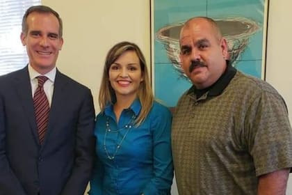 La tarea de Manny Flores al frente de NVCS ha trascendido por toda la ciudad. En esta foto posa junto al alcalde de Los Ángeles, Eric Garceti
