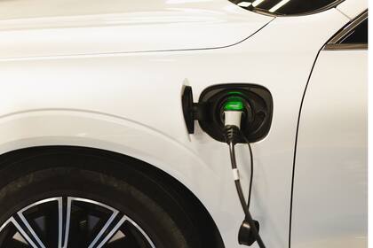 La tarifa fija para el registro de vehículos eléctricos para 2025 será de US$200, en 2026 aumentará a US$250 y a partir de 2027 se ajustará por inflación. (Canva)