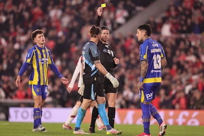 La tarjeta a Conan Ledesma, luego de cometer penal