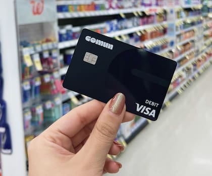 La tarjeta Comun opera con la red Visa y trabaja en asociación con Community Federal Savings Bank