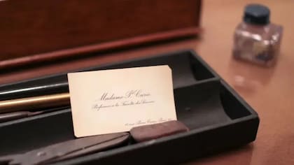 La tarjeta de presentación de Marie Curie en su escritorio en París