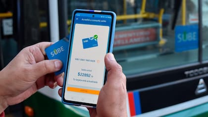 La tarjeta SUBE física o digital se mantiene como la única manera de acceder a los beneficios de la red SUBE, que aplica un descuento según la frecuencia de los viajes en el subte y otros transportes públicos