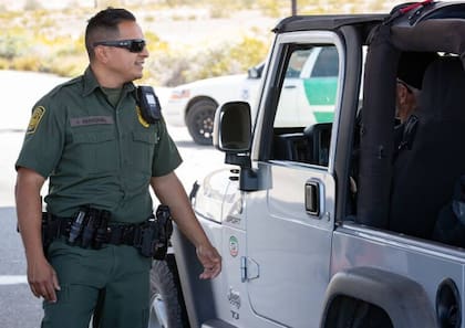 La tarjeta tiene tecnología mejorada que los agentes de la CBP utilizan para confirmar la identidad y ciudadanía del viajero