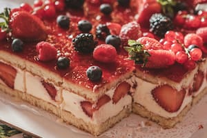 Con cuatro ingredientes: el paso a paso de la torta helada de crema de frutilla que vas a amar