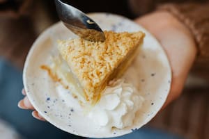 La tarta de manzana cubierta de crumble es una opción dulce para disfrutar en invierno en familia
