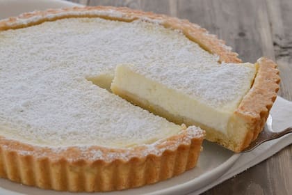 La tarta de ricota tradicionalmente se hace con una base de masa sablé, pero podés evadirla y su sabor no cambiará