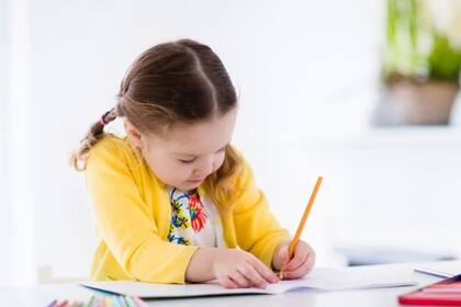 La tartamudez comienza generalmente cuando los niños empiezan a unir palabras en oraciones simples, alrededor de los 2 años