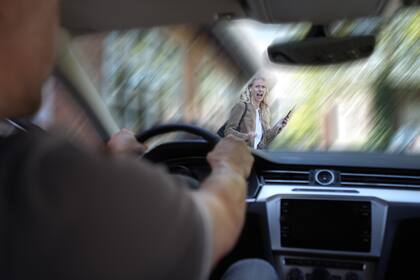 La tasa anual promedio de peatones heridos por cada 100 millones de kilómetros fue de 3.21 para los vehículos híbridos y eléctricos y de 1.49 para los autos con motores de combustión interna.