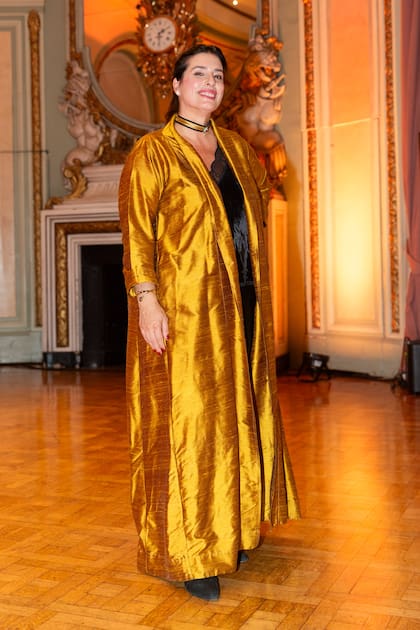 La tea blender Inés Berton lució una capa de Blue Sheep a juego con accesorios de Zadig & Voltaire.