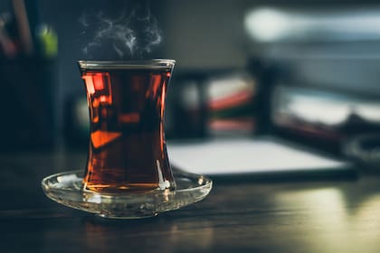 La teaflavinas y tearubiginas que se encuentran en las hojas del té negro pueden proporcionar un leve oscurecimiento del cabello