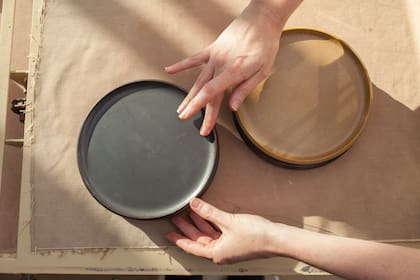 La técnica artesanal suma seguidores y atrae a una nueva generación de chefs, que con creaciones actuales renuevan su vajilla