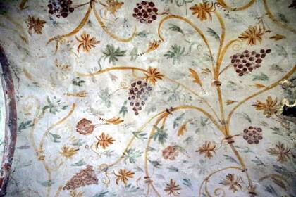 La técnica de las pinturas murales que cubren las paredes, bóvedas y techos de las tumbas, y el estilo de las escenas de naturaleza y figurativas representadas en ellas muestran características romanas