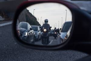 Cómo ajustar los espejos del auto y seguir la técnica de "las dos zonas" al manejar
