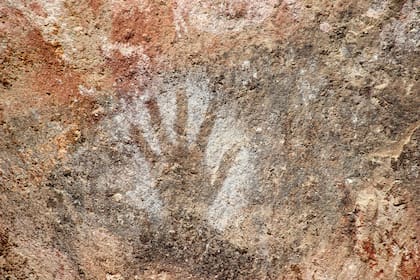 La técnica más común utilizada era apoyar la palma de la mano para luego cubrirla con pintura dejando así una suerte de negativo