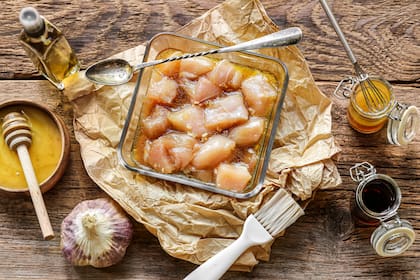 La técnica más conocida consiste en incorporar el vinagre de manzana a una marinada junto con aceite de oliva, ajo y especias