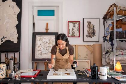 "La técnica que utilizo la hago de manera totalmente intuitiva. Cada material produce un efecto diferente que no controlo y ahí está lo interesante".