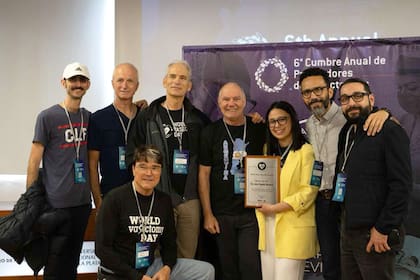 La técnica sin bisturí consiste en una punción de menos de un centímetro y evita el uso de suturas, lo que reduce el dolor y acelera la recuperación