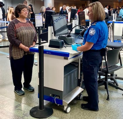 La tecnología de escaneo vía CAT-2 toma fotografías en tiempo real para comprobar que la identidad de la persona coincida con los documentos digitales entregados