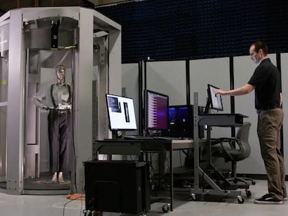 La tecnología de imágenes avanzada examina de forma segura a los pasajeros sin contacto físico