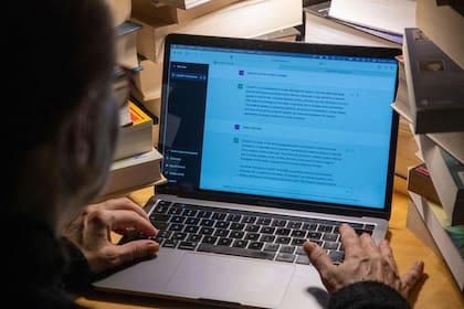 La tecnología de los LLM está siendo desarrollada por empresas con fines propios, dicen Olah y otros expertos.