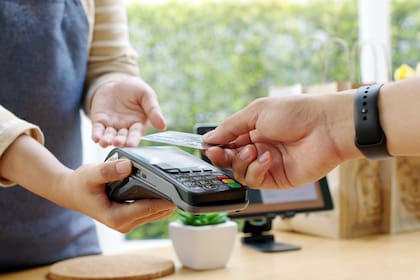 La tecnología NFC ("Comunicación de Campo Cercano" por sus siglas en inglés) es la que utilizan las tarjetas de crédito para pagar sin contacto directo, y también puede usarse desde el celular