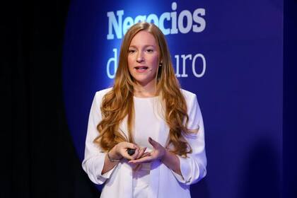 “La tecnología nos pasa el trapo a los humanos, porque es capaz de hacer mucho más competente innumerables procesos y actividades", dice Cecilia Danesi, especialista en ética e inteligencia artificial