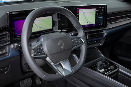 La tecnología ocupa un lugar central: el sistema multimedia openR link, con pantalla de 10 pulgadas se combina con un cluster digital del mismo tamaño.