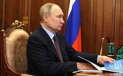 La televisión pública mostró a Vladimir Putin en una reunión en el Kremlin este jueves