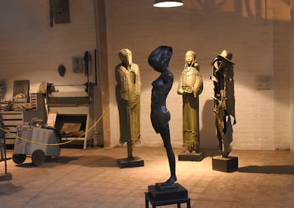 La temática del escultor está ligada al ser humano, en cuerpos que parecen del pasado y anécdotas que rescató de otras épocas