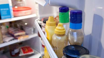 La temperatura en la puerta es mayor que en el interior de la nevera, por lo que es mejor guardar productos como leche o carne cruda cerca de la parte trasera.