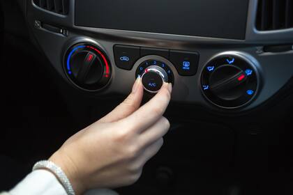 La temperatura ideal para mantener dentro del habitáculo del auto es de entre 19 y 22 grados. 