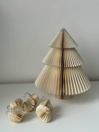 La tendencia nórdica de decoración cambió la manera en que muchos conciben los muebles en sus hogares y eso llegó al árbol de Navidad, con propuestas que no ocupan espacio y son estéticas