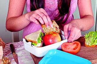 La vuelta del tupper, el elegido de los millennials para no gastar en la oficina