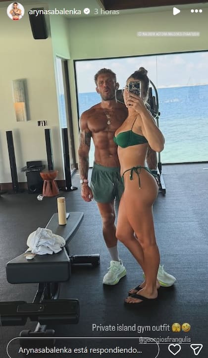 La tenista bielorrusa se tomó un momento para continuar con su exigente entrenamiento