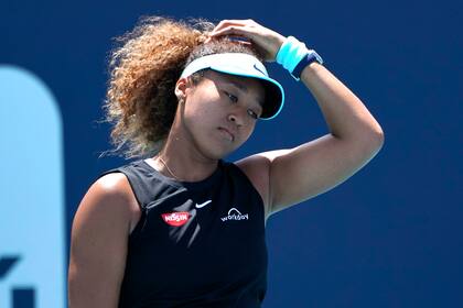 La tenista japonesa Naomi Osaka renunció a Roland Garros (y tampoco jugará en Wimbledon) para evitar hablar con la prensa; explicó que sufre “períodos de depresión”. 