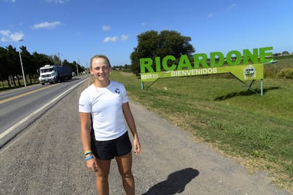 La tenista junior Luna Cinalli, sobre la ruta nacional A012, en el ingreso a su pueblo, Ricardone