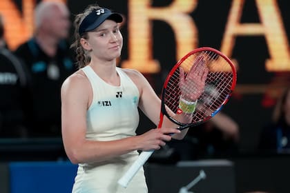 La tenista kazaja Elena Rybakina reacciona tras derrotar a Aryna Sabalenka, de Bielorrusia, en la final femenina del Abierto de Australia, en Melbourne, Australia, el 31 de enero de 2026. (AP Foto/Aaron Favila)