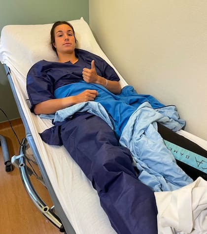 La tenista Lois Boisson, el año pasado, tras sufrir una grave lesión de rodilla