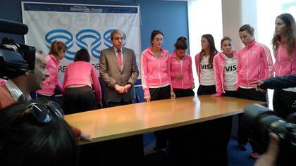 La tensa conferencia de prensa de Aníbal Fernández con las jugadoras, tras el Mundial de La Haya 2014