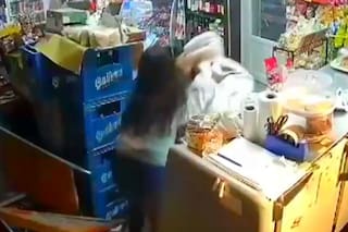 Una empleada de un almacén se peleó cuerpo a cuerpo con un ladrón