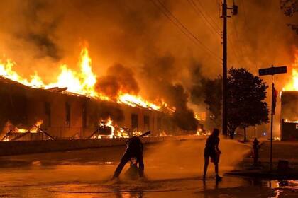 La tensión en las marchas en Minneapolis para exigir justicia por el asesinato de George Floyd terminó con violencia e incendios