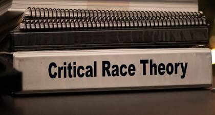 La teoría crítica de la raza es un marco académico y jurídico que examina la interacción entre la raza y el racismo con las leyes, las políticas y las instituciones
