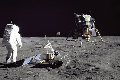 La teoría de la Luna hueca comenzó cuando la tripulación del Apolo 12 dejó caer de manera intencional el módulo lunar sobre la superficie del astro