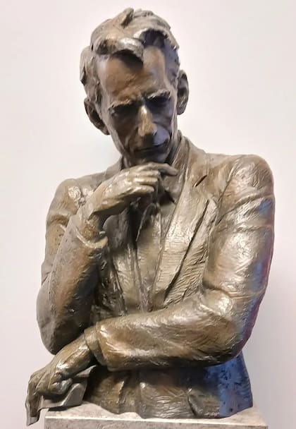La teoría de Shannon se convertiría en el marco estándar que sustenta todos los sistemas de comunicación actuales: ópticos, submarinos e interplanetarios. (Estatua de Claude Shannon en los Laboratorios Shannon de AT&T)