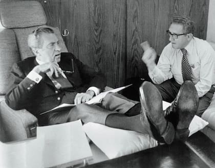 La teoría del loco se asoció con la política exterior de Richard Nixon, aquí hablando con Henry Kissinger.