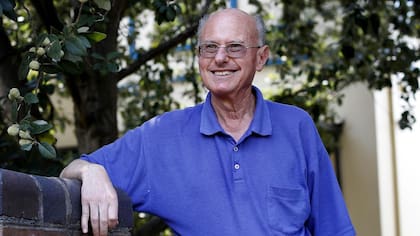 La teoría que habla sobre carga cognitiva fue creada en 1980 por el psicólogo John Sweller e intenta explicar la capacidad limitada de la memoria a corto plazo