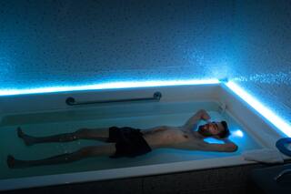 La terapia de relajación profunda e ingravidez que permite aquietar la mente y el sistema nervioso