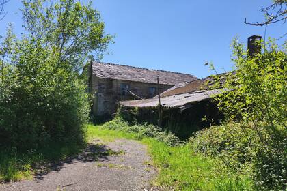 La tercer propiedad es de 160 m² con características constructivas similares a la principal y tiene al lado otra edificación de bloque de 90 m²